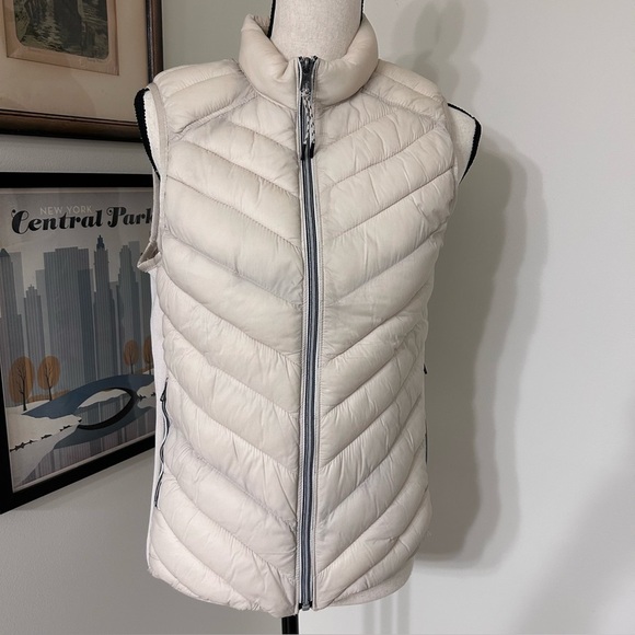 GAP ColdContol Lite Cream Puffer Vest SZ M - Picture 1 of 8